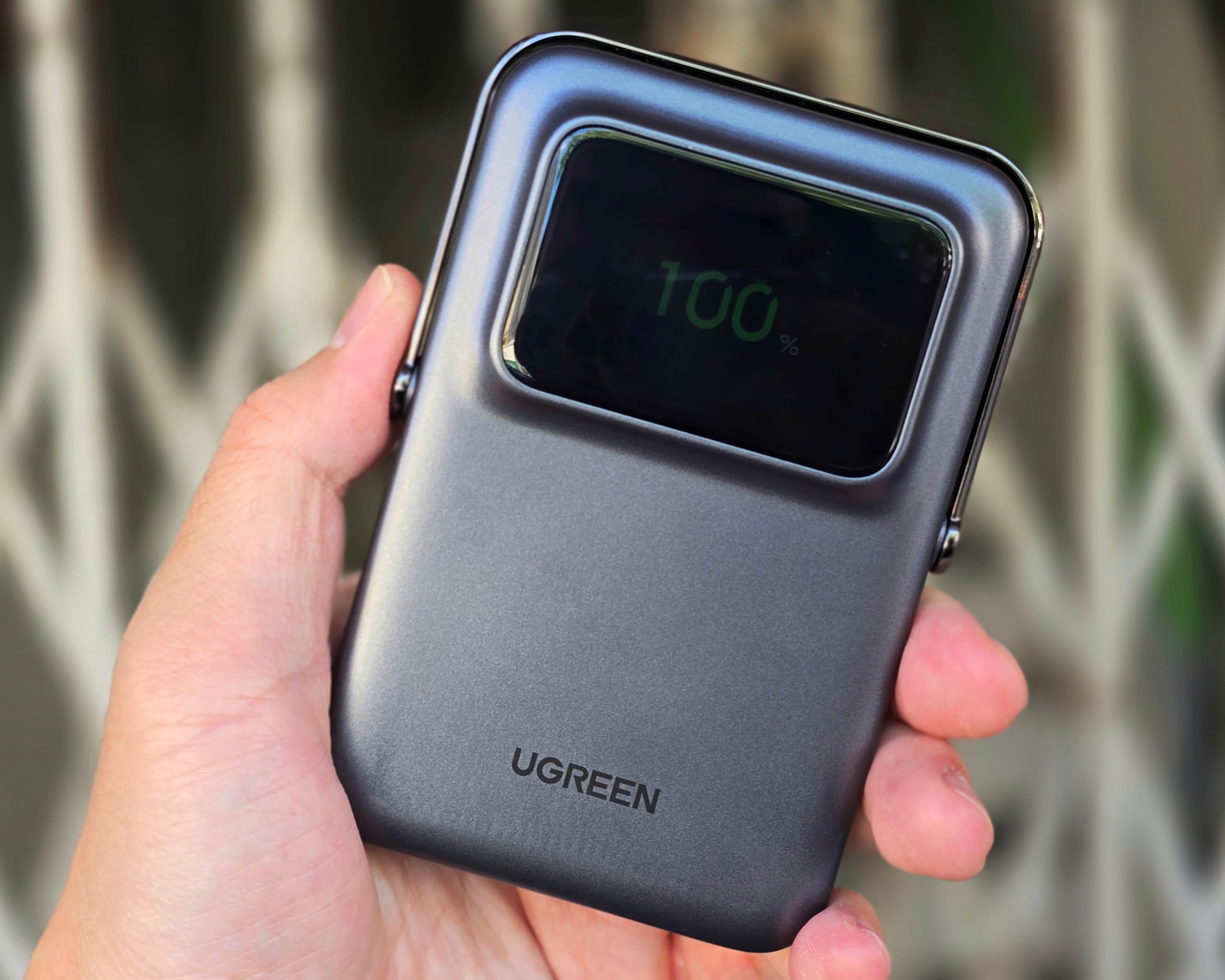 UGREEN Uno 磁吸無線行動電源開箱：支援無綫充電與 20W 快充；可折疊支架+機器人設計超加分！ 13